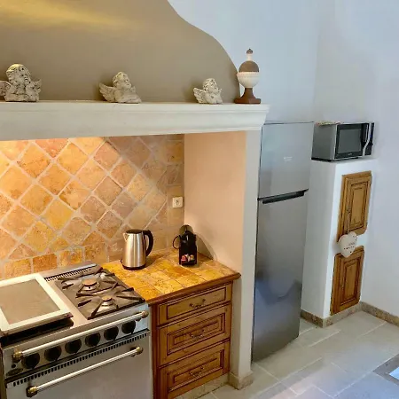 Holiday home Authentique Bijou Coeur D'orange A 2 Pas Du Theatre Antique!