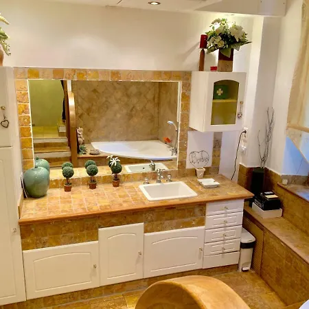 Holiday home Authentique Bijou Coeur D'orange A 2 Pas Du Theatre Antique! *